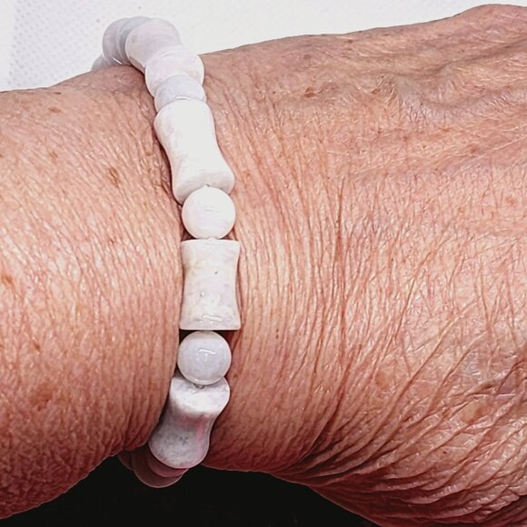 Natural Jade Bamboo styled stretch bracelet 150 tcw - Picture 4 of 4